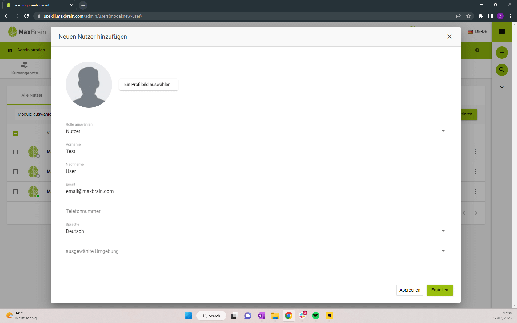 2) Die erste Funktion „Neuen Nutzer hinzufügen“ eignet sich für das Hinzufügen von einzelnen Usern. Mindestens „Vorname“, „Nachname“ sowie E-Mail und Sprache angeben, um das neue Profil zu erstellen. Info: Es wird dadurch noch keine Einladung resp. kein Passwort E-Mail mit dem Zugang zur Plattform versendet - das muss in einem separaten Schritt ausgelöst werden. So lassen sich in aller Ruhe neue User hinzufügen und wie gewünscht verwalten (z.B. Zuweisung zu Modulen & zu Grow), bevor diese ihr Login erhalten.